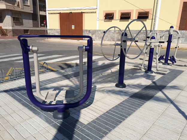 Zonas de ejercicio para mayores al aire libre: por qué son importantes y cómo diseñarlas